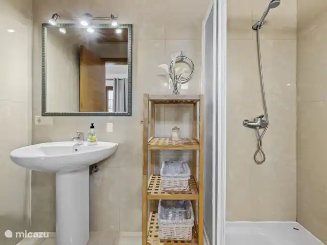 Villa Rose II | Espagne, Lanzarote, Playa Blanca - villa La première salle de bain dispose d’une douche, de toilettes et d’un lavabo.