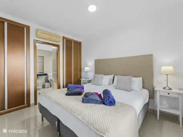 Villa Rose II | Espagne, Lanzarote, Playa Blanca - villa Chambre 2 au rez-de-chaussée avec un lit double, un espace de rangement, une salle de bain attenante et la climatisation