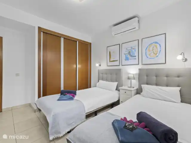 Villa Rose II | Espagne, Lanzarote, Playa Blanca - villa Chambre 3 au sous-sol avec deux lits simples et espace de rangement