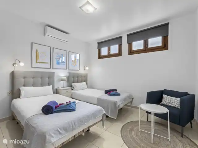 Villa Rose II | Espagne, Lanzarote, Playa Blanca - villa Chambre 3 au sous-sol avec deux lits simples, climatisation, un coin salon et un espace de rangement
