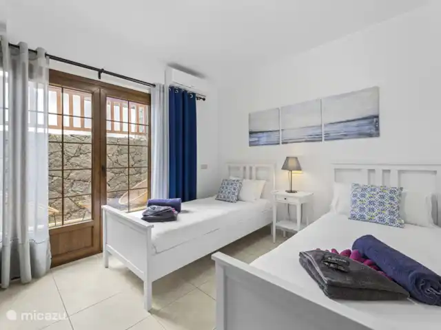 Villa Rose II | Espagne, Lanzarote, Playa Blanca - villa Chambre 4 au sous-sol avec deux lits simples et espace de rangement