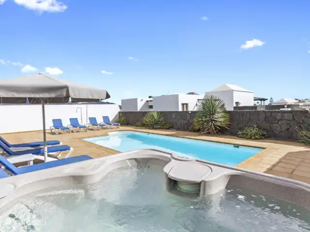Villa Rose II | Espagne, Lanzarote, Playa Blanca - villa La Villa Rose II dispose également d’un joli bain à remous, pour un moment de détente ultime