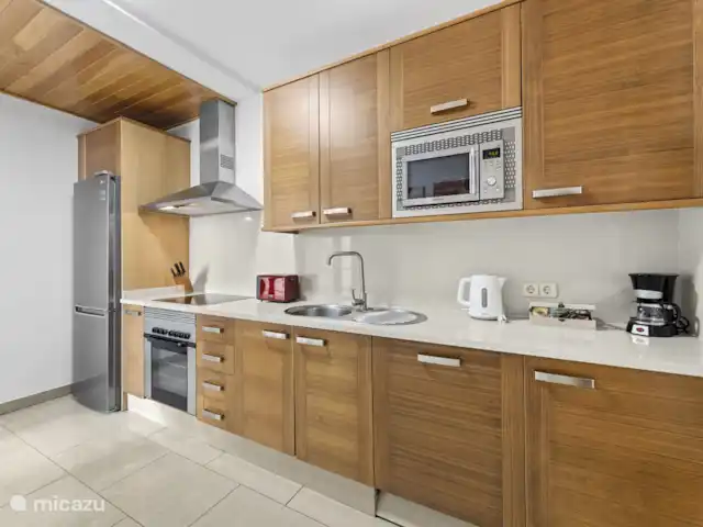 Villa Rose II | Espagne, Lanzarote, Playa Blanca - villa La cuisine spacieuse est entièrement équipée avec lave-vaisselle, four, micro-ondes, réfrigérateur, congélateur, cafetière, bouilloire et de nombreux ustensiles de cuisine.