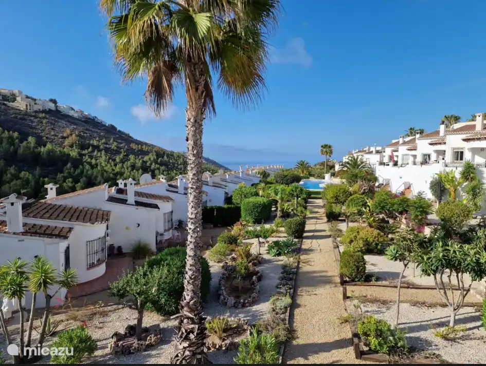 Vista al mar y a la piscina desde el balcón