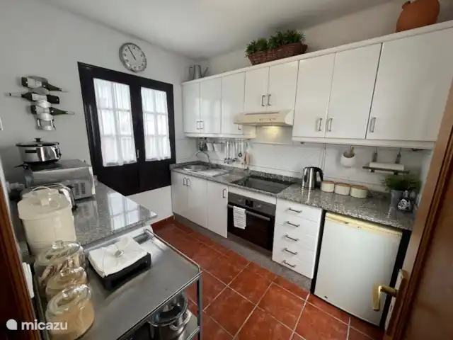 Villa Calamari | Espagne, Lanzarote, Playa Blanca - villa La cuisine est équipée d’un lave-vaisselle, d’un micro-ondes, d’une plaque à induction 3 feux, d’un four, d’un grille-pain, d’une bouilloire, d’un réfrigérateur, d’une cafetière, d’ustensiles de cuisine, etc. Il y a aussi une machine à laver.