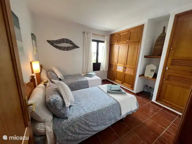 Villa Calamari | Espagne, Lanzarote, Playa Blanca - villa Chambre 2 avec deux lits simples et armoire intégrée