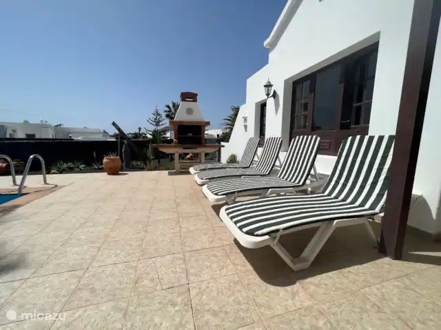 Villa Calamari | Espagne, Lanzarote, Playa Blanca - villa Assez de transats pour tout le groupe et il y a aussi un barbecue, que demander de plus ?