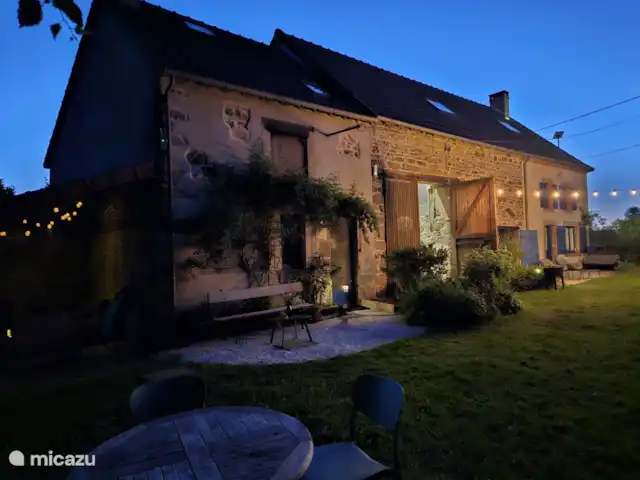 Gîte d’Artisan | France, Puy-de-Dôme, Pionsat - gîte / cottage Ferme Source de Rêves en soirée