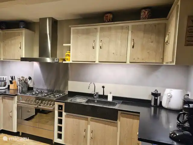 Location vacances St-Anne-caractère | France, Vaucluse, Beaumes-de-Venise - maison de vacances Cuisine avec 6 feux, four, micro-ondes, lave-vaisselle, frigo américain