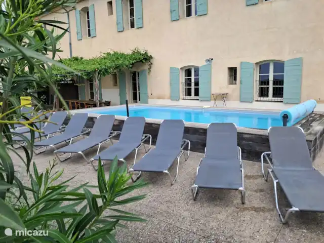 Location vacances St-Anne-caractère | France, Vaucluse, Beaumes-de-Venise - maison de vacances Chaises longues sur la terrasse