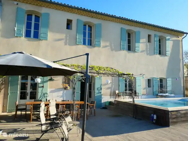 Location vacances St-Anne-caractère | France, Vaucluse, Beaumes-de-Venise - maison de vacances Vue extérieure depuis la terrasse. La piscine offre non seulement un rafraîchissement, mais aussi une vue parfaite pour profiter des conversations agréables sur la terrasse.