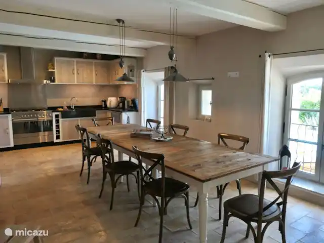 Location vacances St-Anne-caractère | France, Vaucluse, Beaumes-de-Venise - maison de vacances Salle à manger avec cuisine (cuisinière à gaz 6 feux, four, micro-ondes, lave-vaisselle, cafetière, friteuse à air, robot de cuisine, ...) et table à manger très spacieuse.