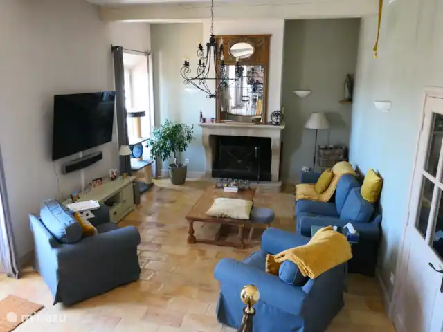 Location vacances St-Anne-caractère | France, Vaucluse, Beaumes-de-Venise - maison de vacances Coin salon avec belle cheminée et TV.