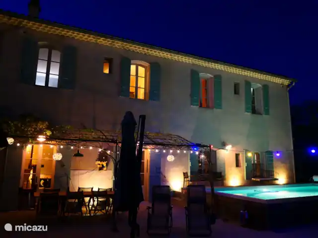 Location vacances St-Anne-caractère | France, Vaucluse, Beaumes-de-Venise - maison de vacances Vue extérieure du soir. La convivialité est de mise !