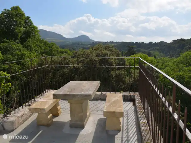 Location vacances St-Anne-caractère | France, Vaucluse, Beaumes-de-Venise - maison de vacances Coin salon authentique avec une vue magnifique sur la terrasse.