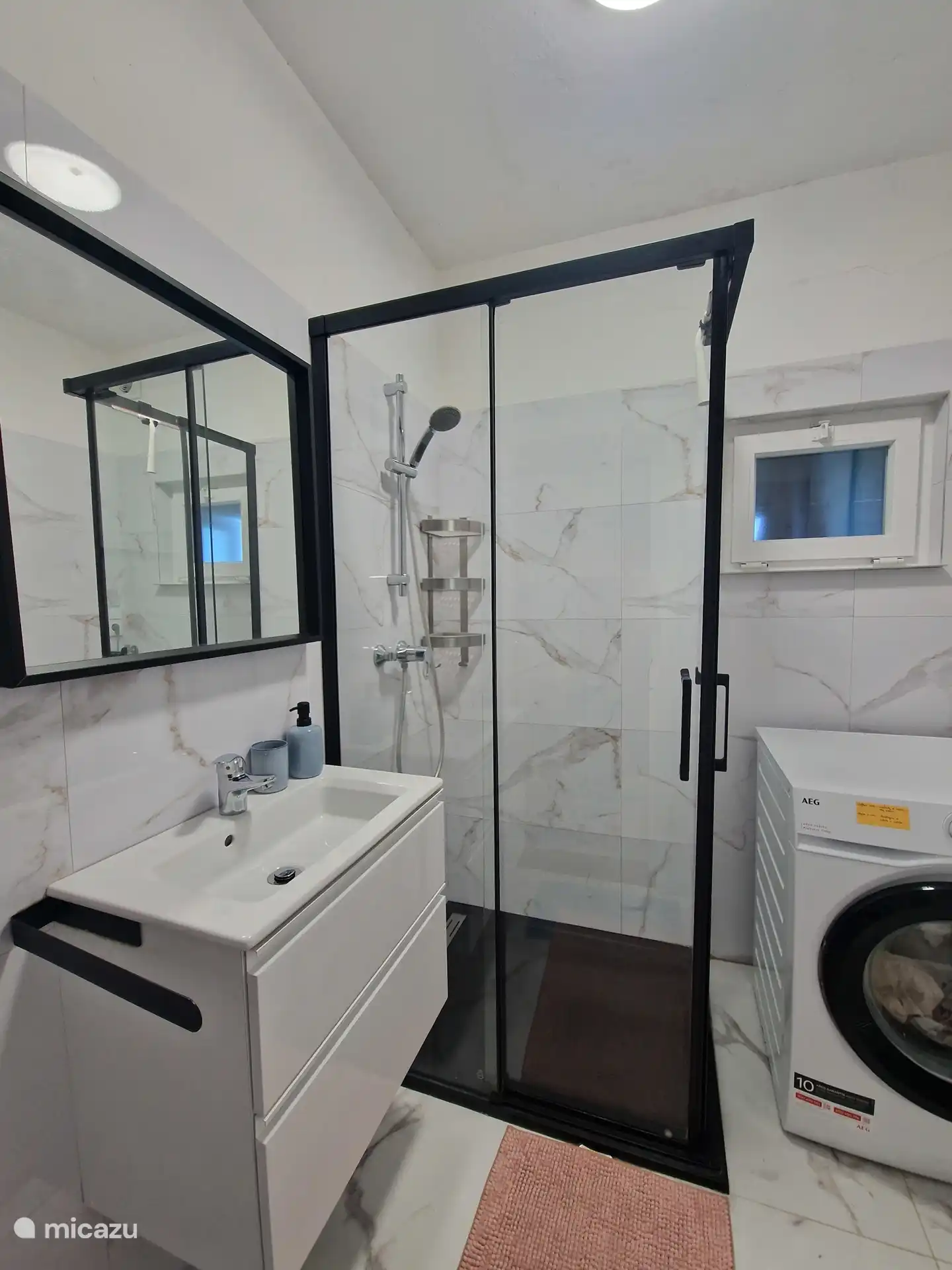 badkamer (je kan de zee zien terwijl je staat te douchen;)