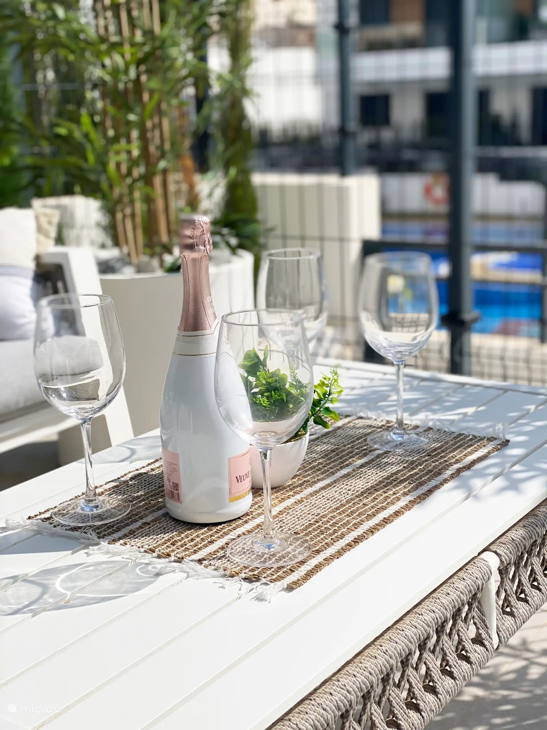 geniet van een lekker drankje op het terras
