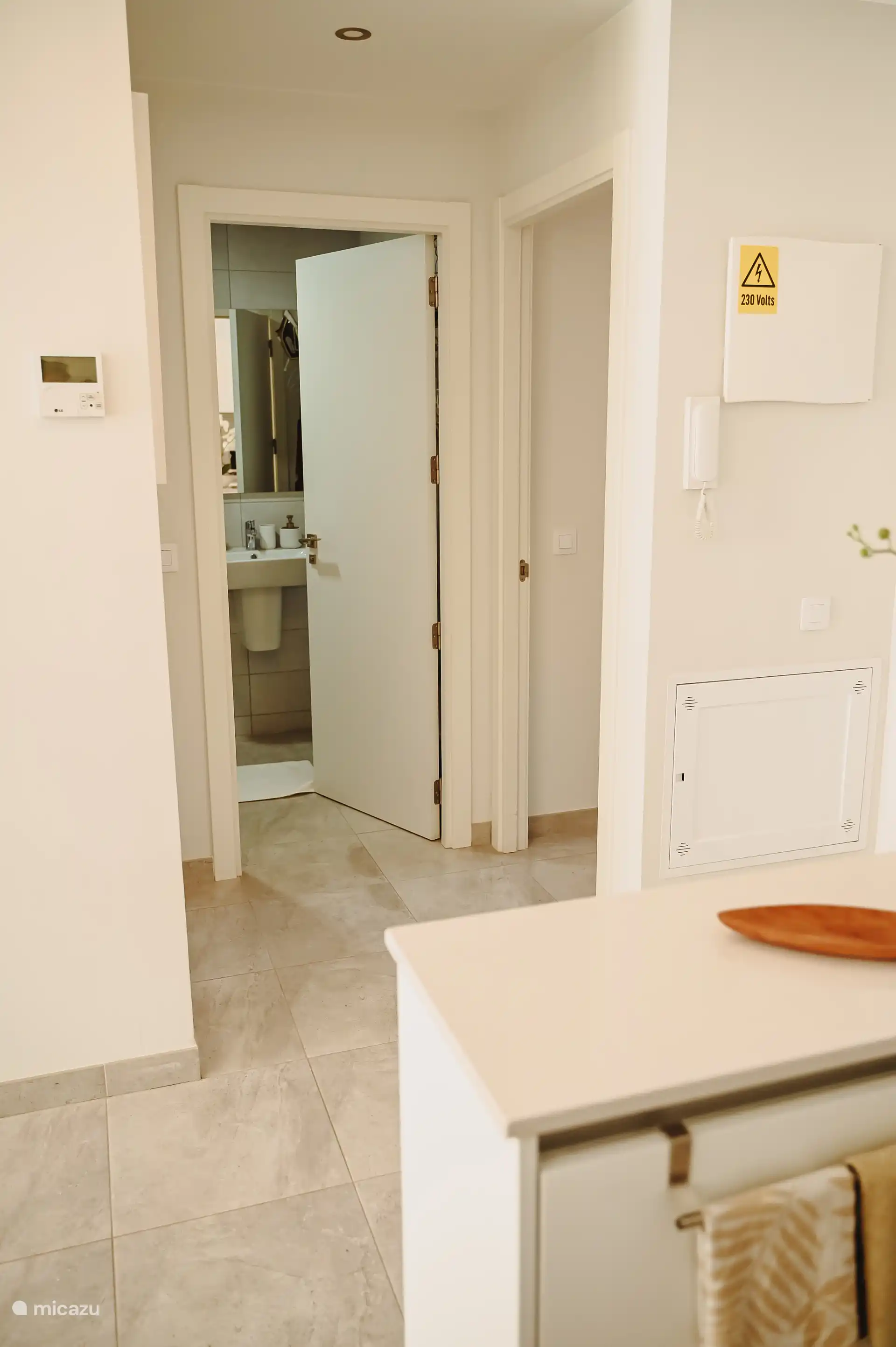 Ingang naar de badkamer en slaapkamer