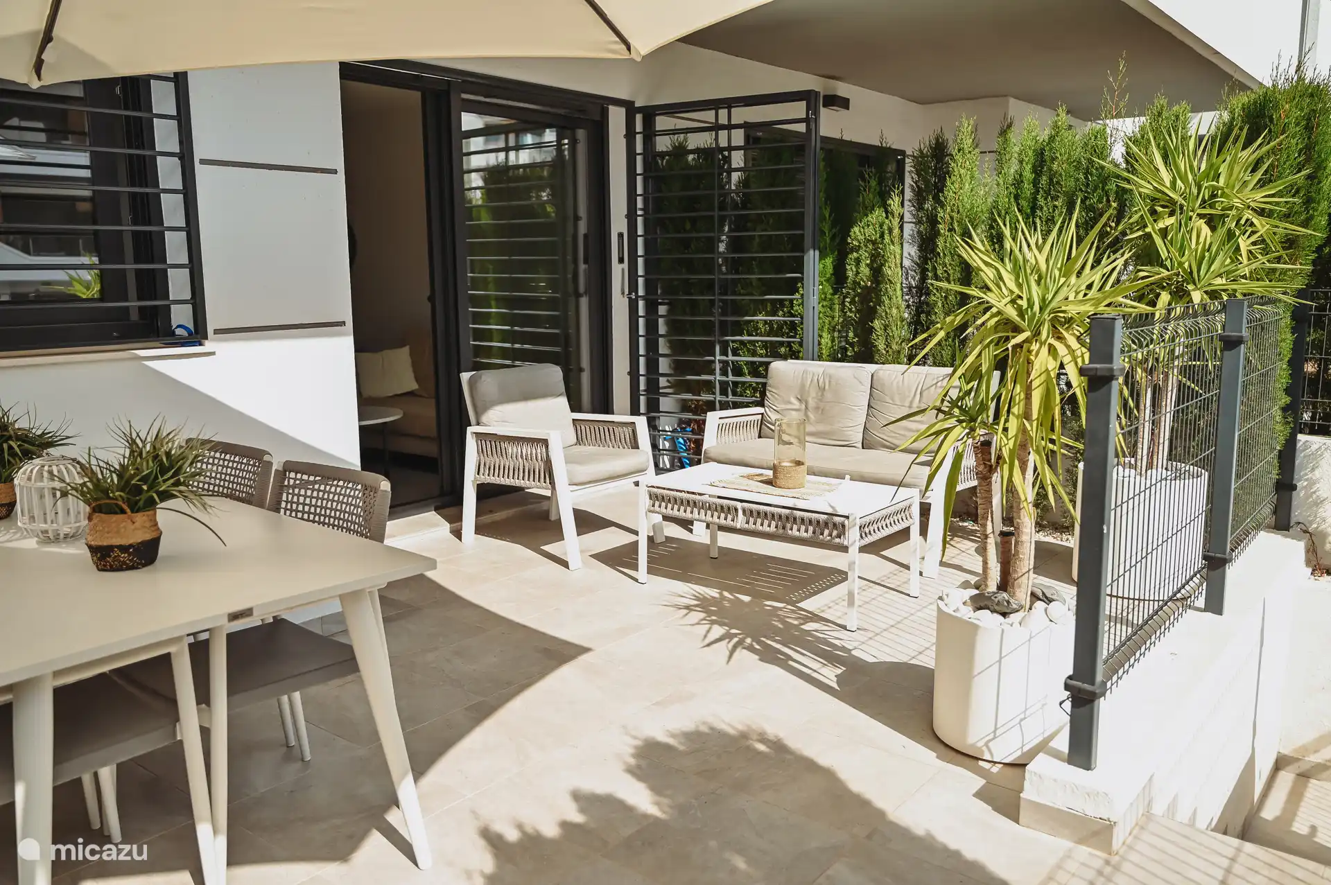 Terras met bank en eettafel