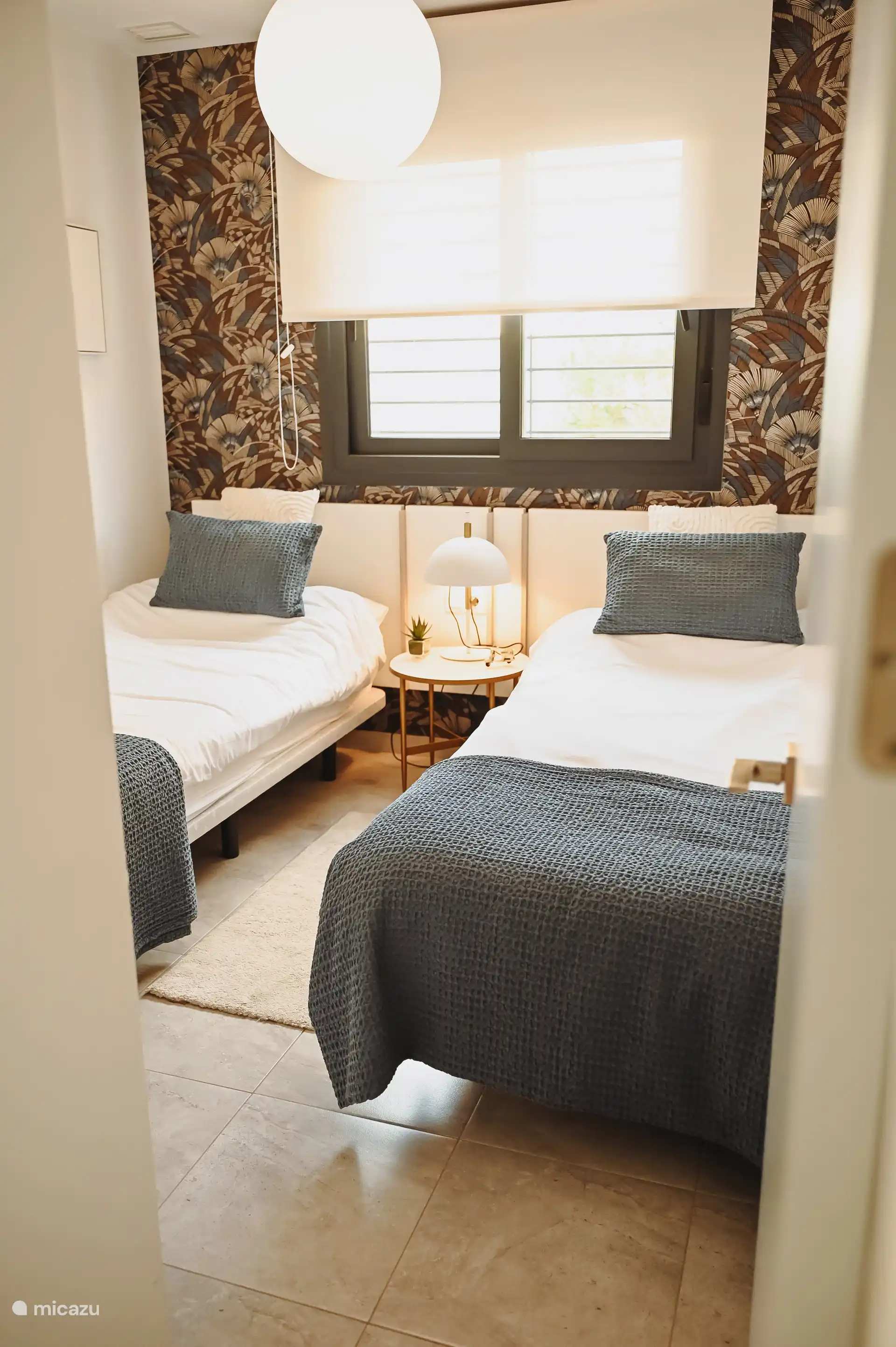 2 persoons slaapkamer, met de mogelijkheid een luchtbed te plaatsen tussen de bedden.
