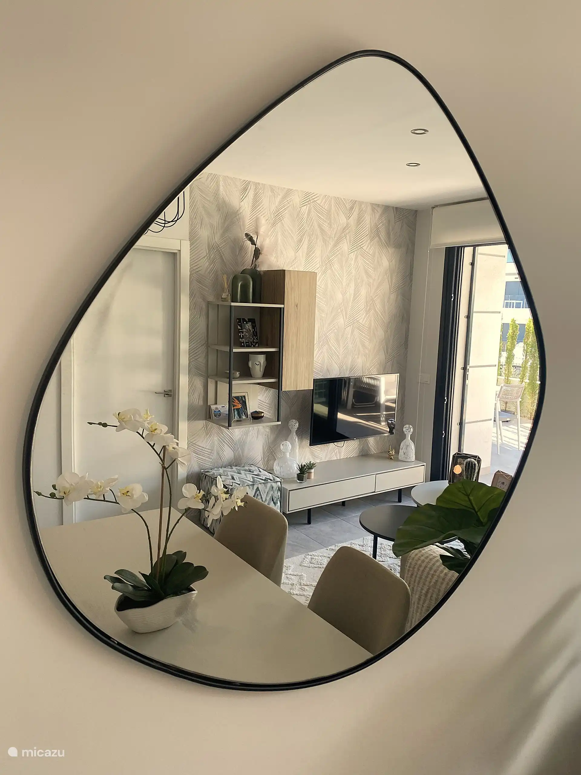 Spiegeltje aan de wand