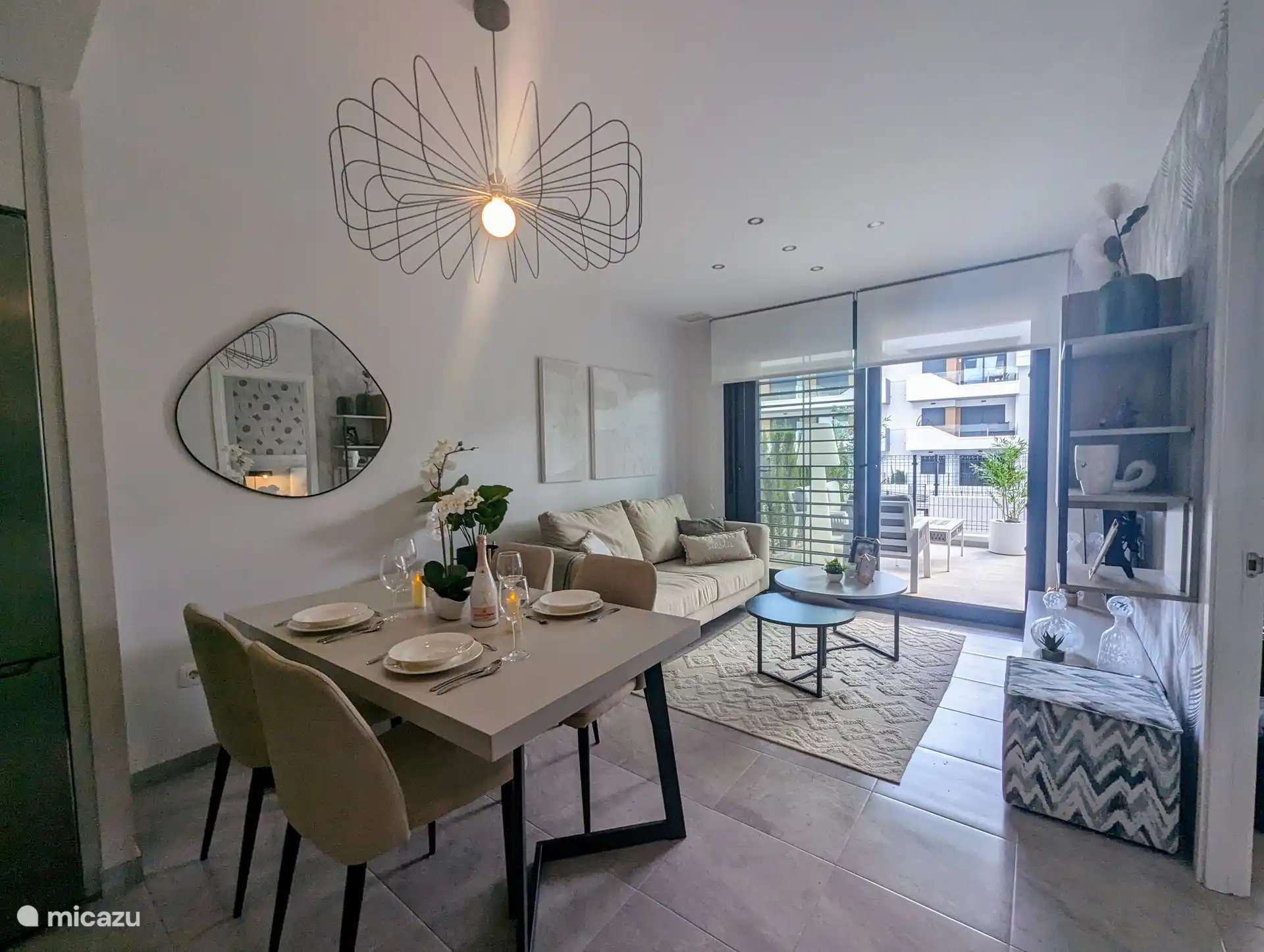 Salon confortable pouvant accueillir 4 personnes pour regarder la télévision ou manger ou jouer à un jeu dans la salle à manger.