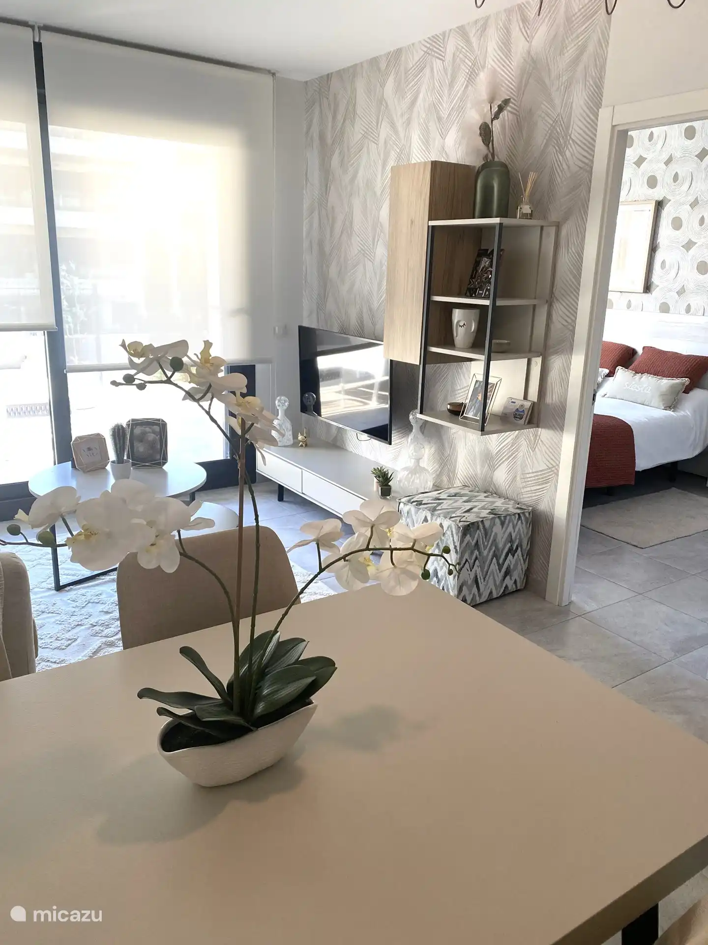 Salon avec chambre attenante.