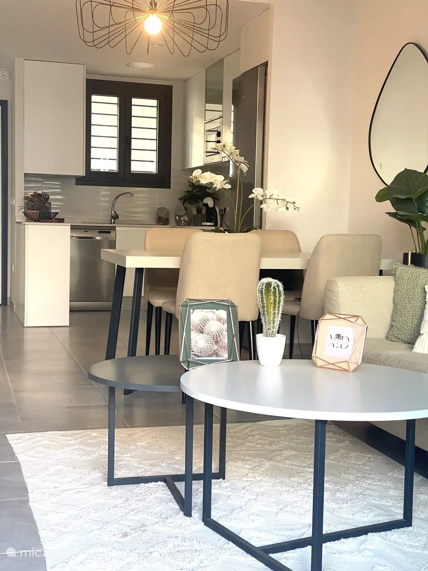 Salle à manger avec cuisine attenante.