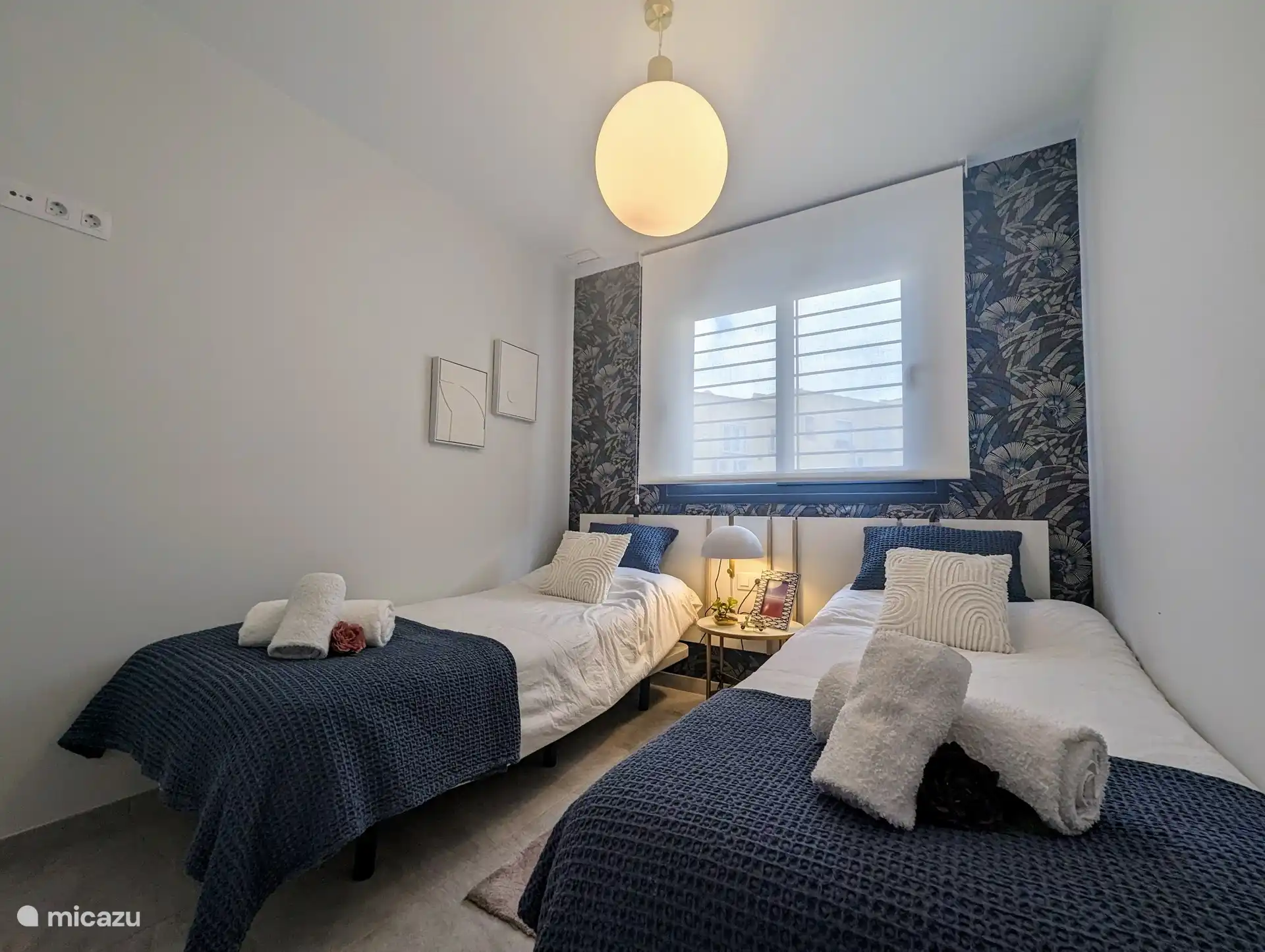 Chambre composée de 2 lits simples. Ceux-ci peuvent également être poussés ensemble. Il y a aussi un grand placard de rangement.