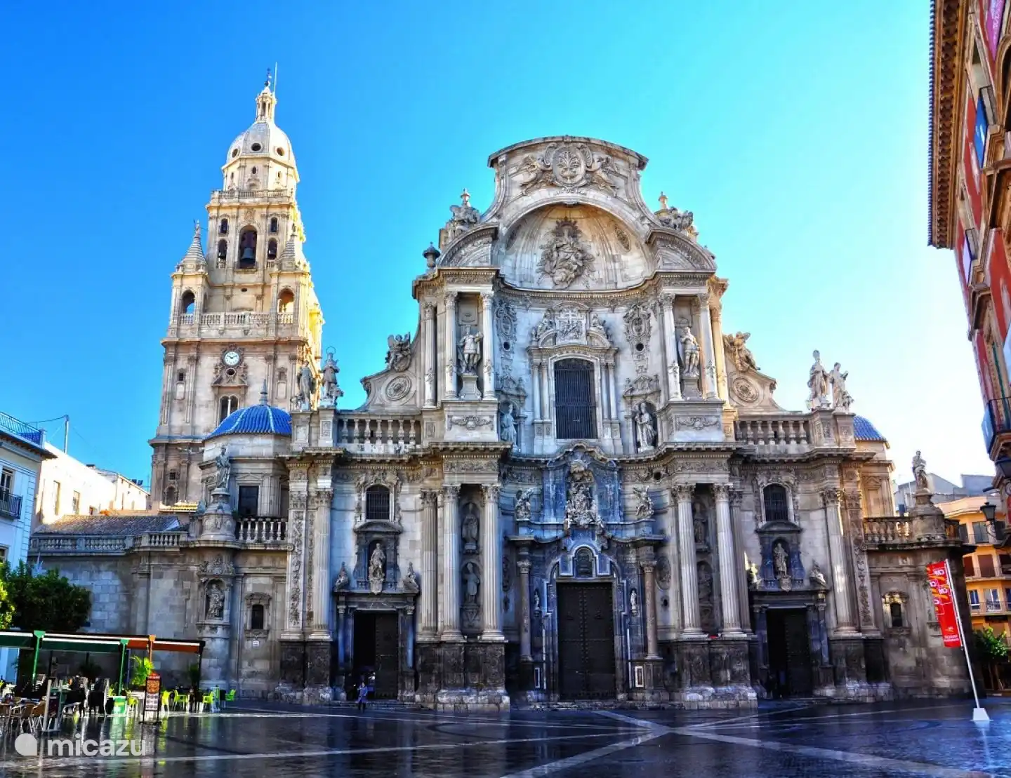Mucia vaut vraiment le détour avec ses beaux bâtiments et ses places.