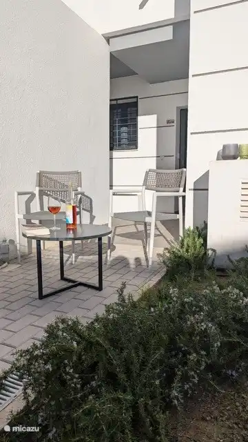 Envie de profiter du soleil de midi ? C’est parfaitement possible sur cette petite terrasse confortable à l’arrière de notre appartement.