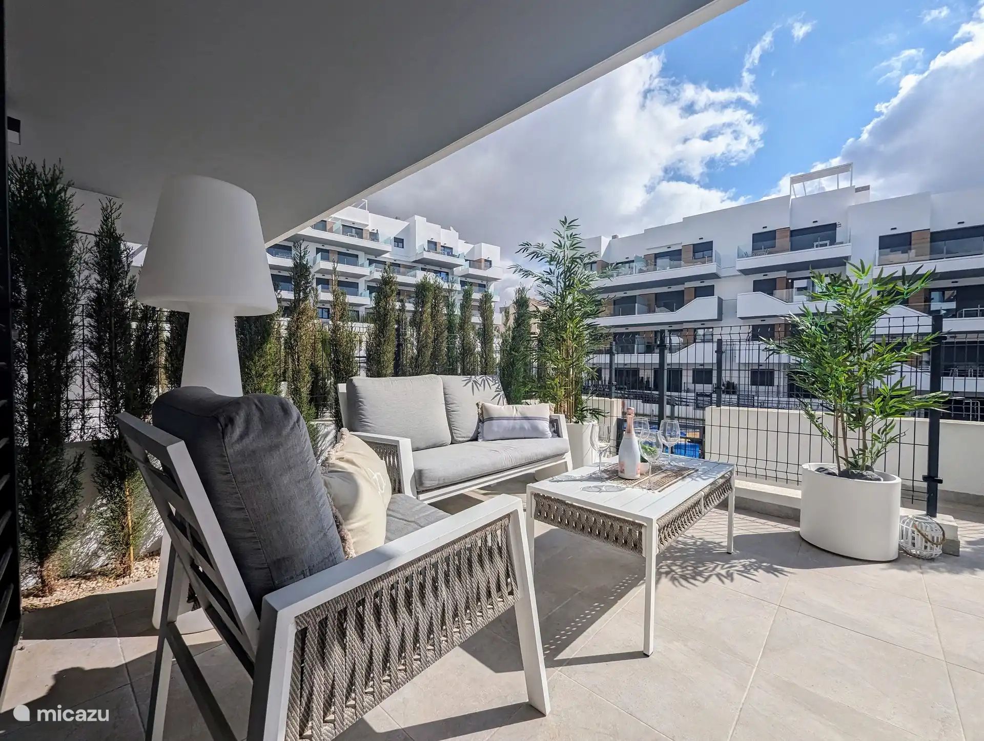Belle terrasse avec vue sur la piscine