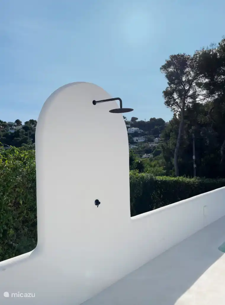 Außendusche am Pool