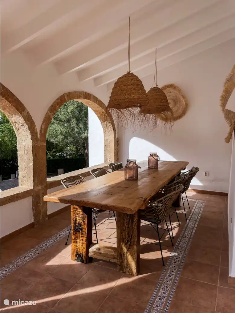 Überdachter Essbereich im Freien