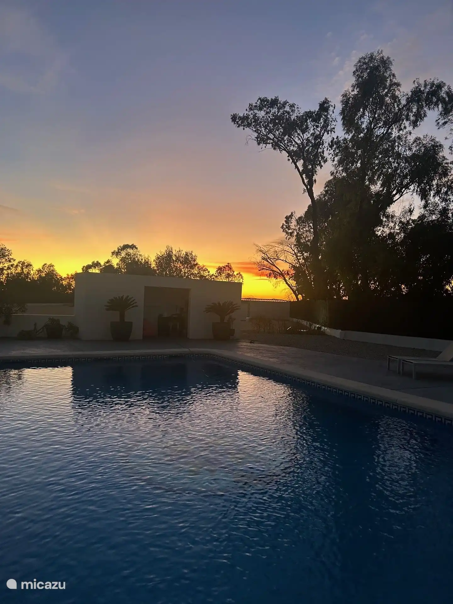 Piscina puesta de sol