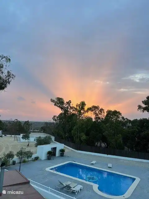 Piscina puesta de sol