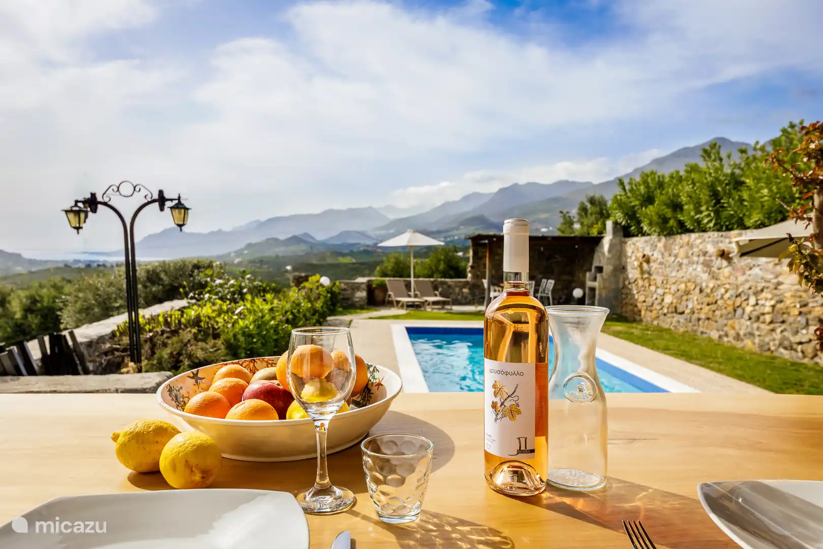 Die Terrasse vom Wohnzimmer aus