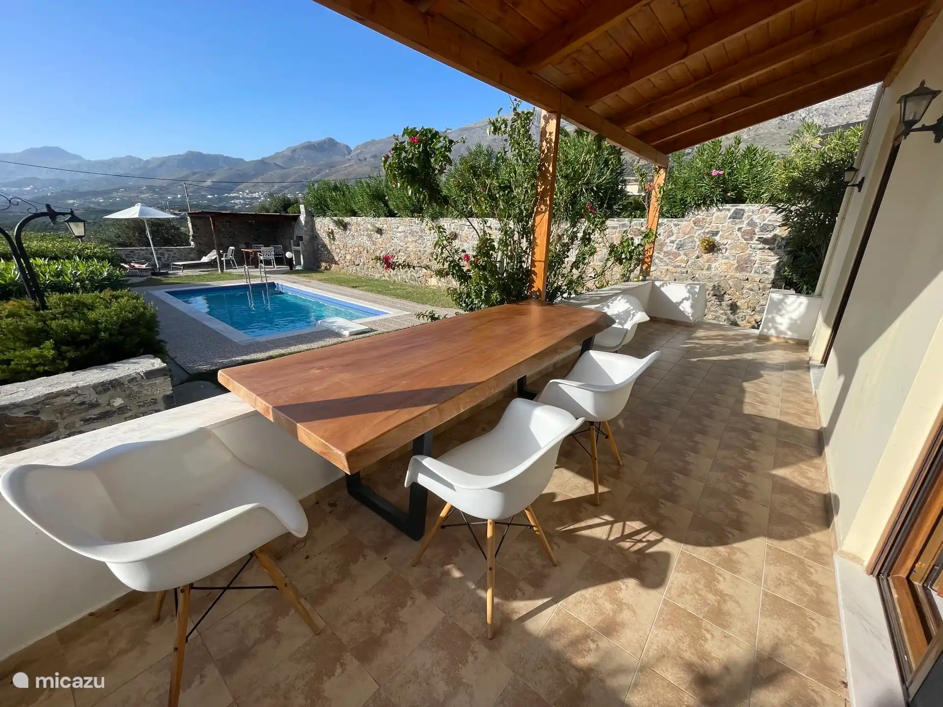 Terrasse und privater Pool