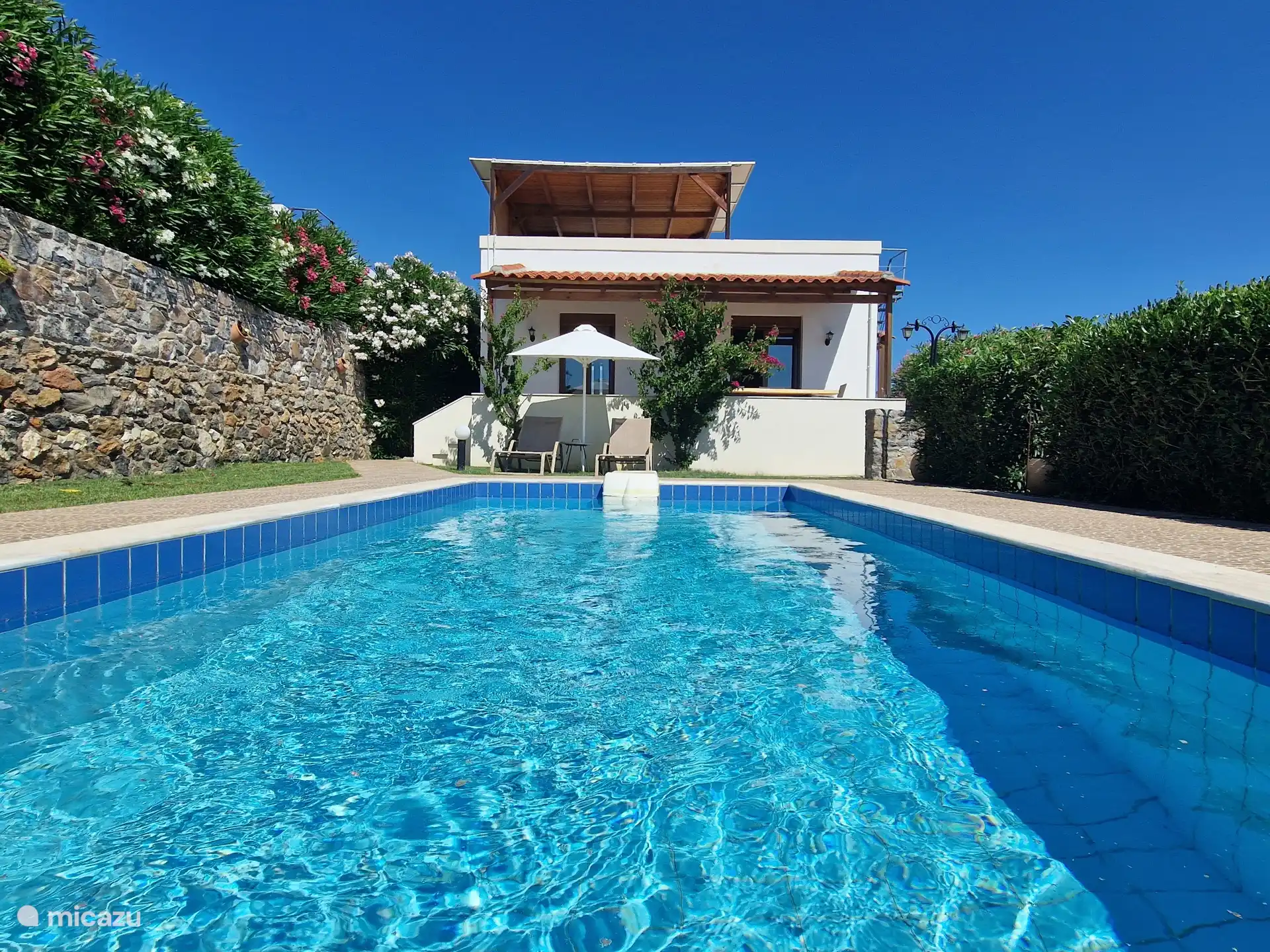 La piscine rafraîchissante et la maison avec terrasse sur le toit