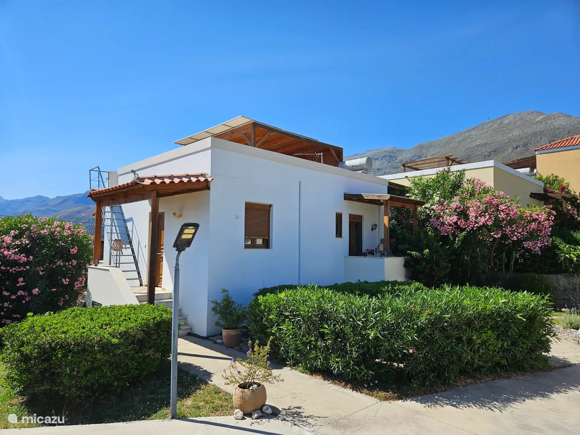La maison devant