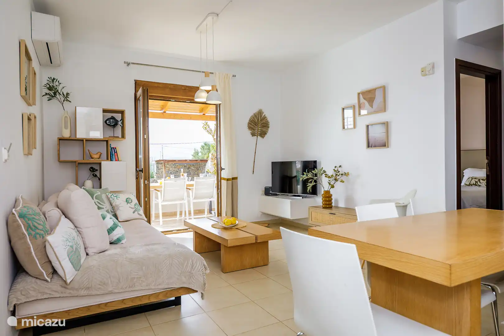 Salon avec portes-fenêtres donnant sur la terrasse