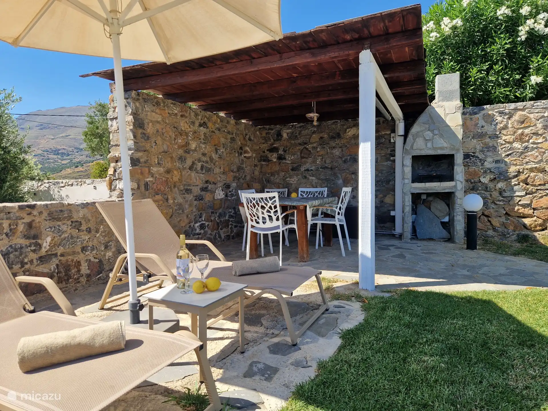 La terrasse avec barbecue