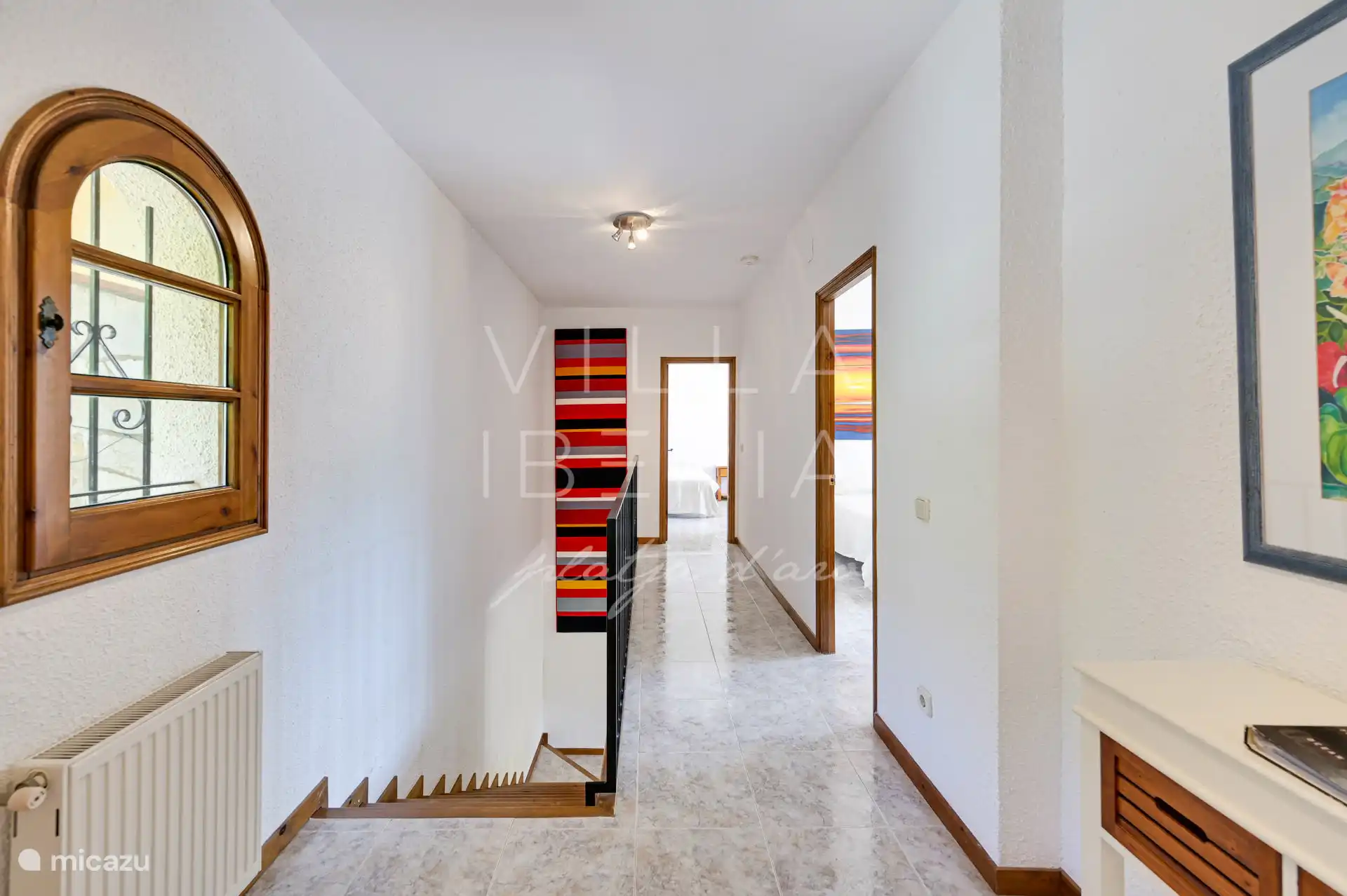 top floor, there are 3 bedrooms and 2 bathrooms 