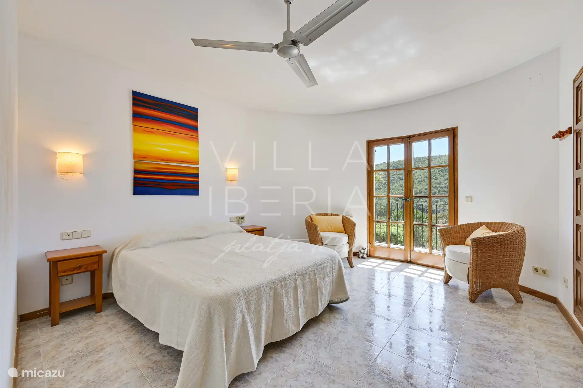 Bedroom 2/4, direct access to the balcony and en suite bathroom 2/3