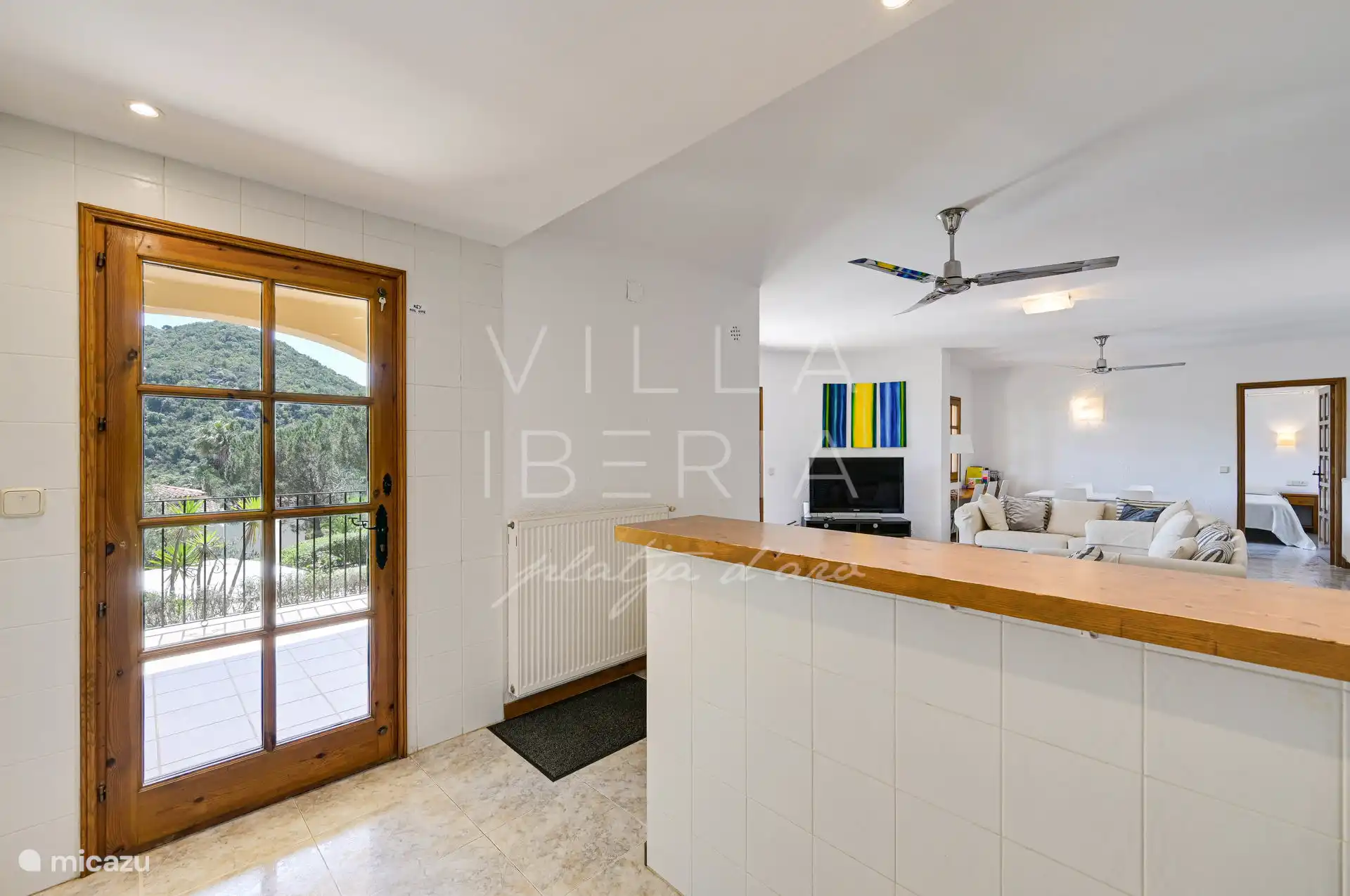 From the kitchen there is a view over the entire living room, through a door there is the possibility to go to the covered terrace.