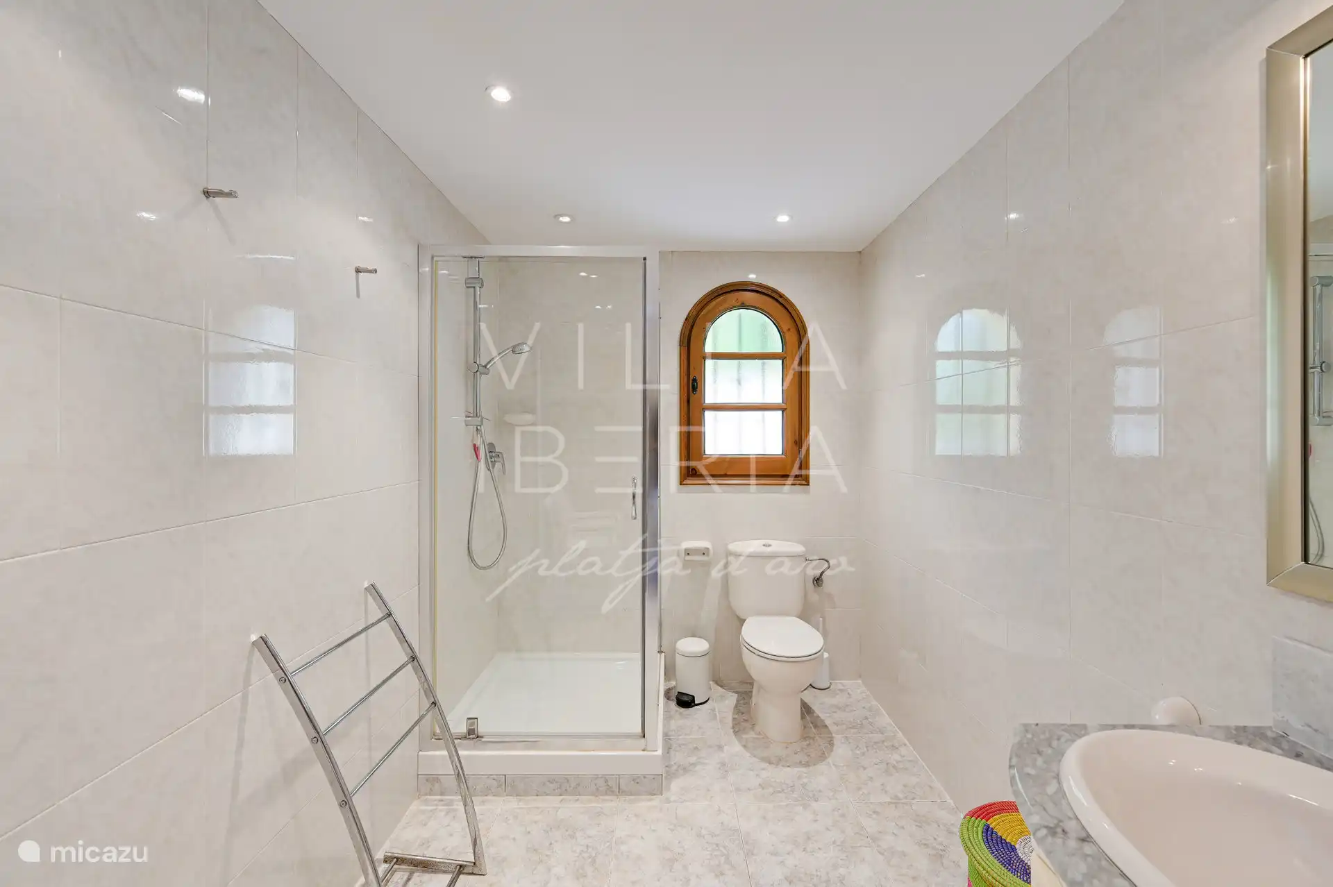 En suite bathroom 3/3 belonging to bedroom 4/4