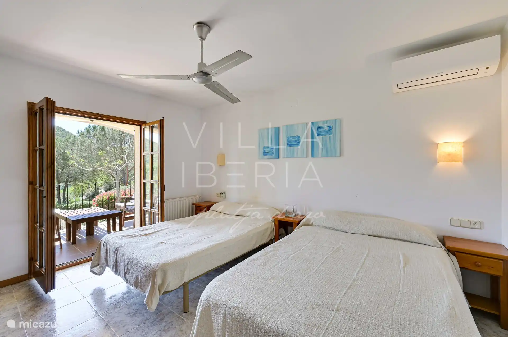 Bedroom on the ground floor 4/4, with en suite bathroom 3/3, French doors to the covered terrace.