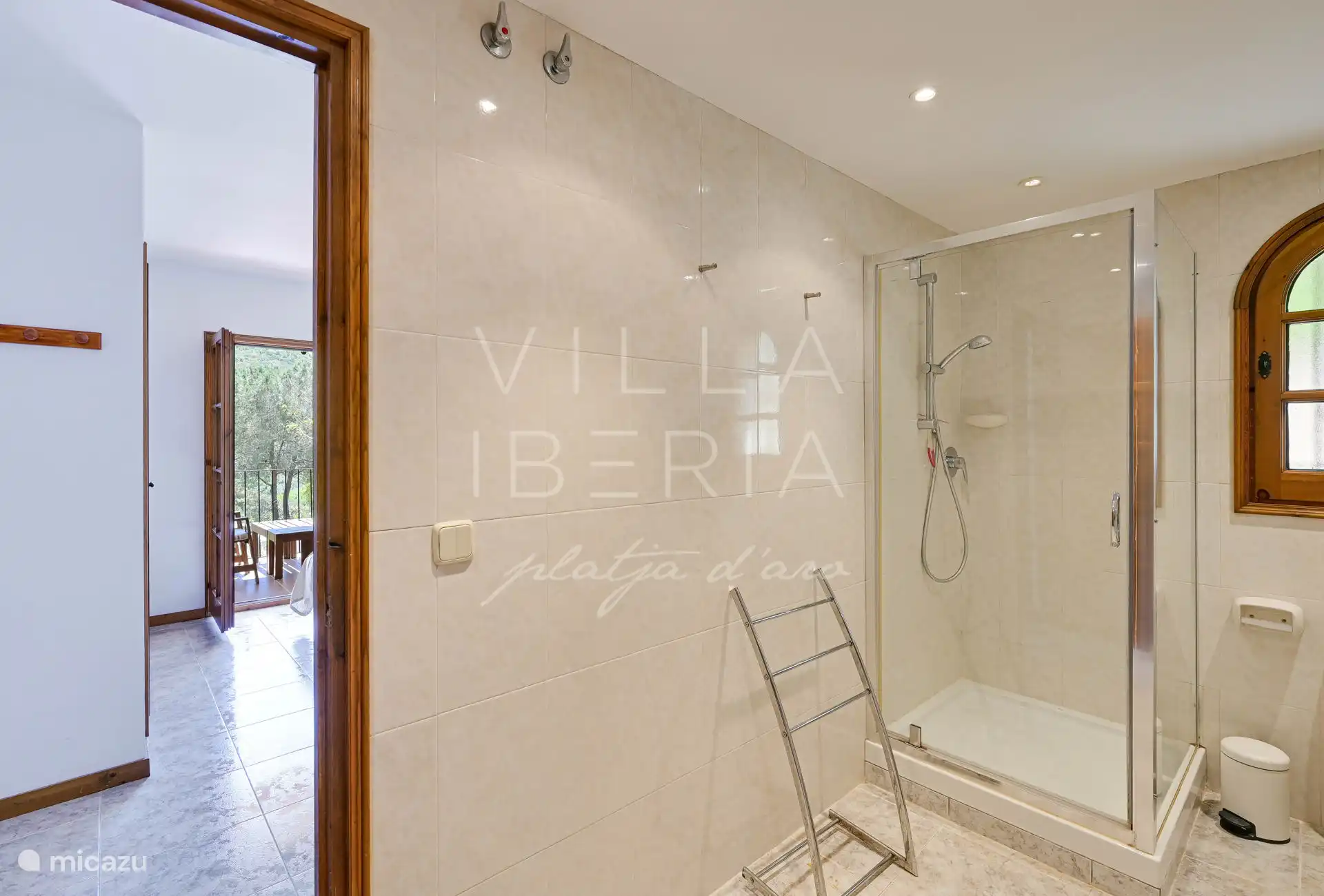 en suite bathroom 3/3 belonging to bedroom 4/4