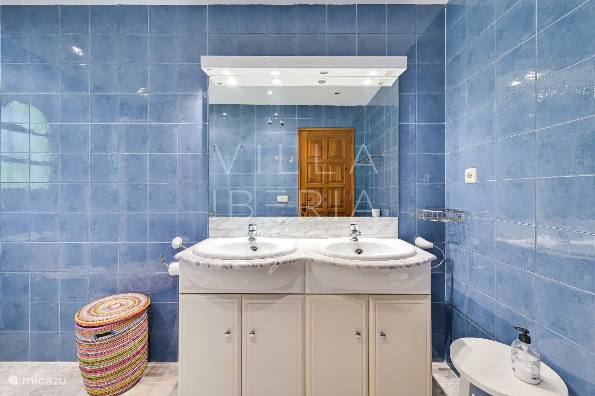 En suit bathroom 1/3 belonging to bedroom 1/4