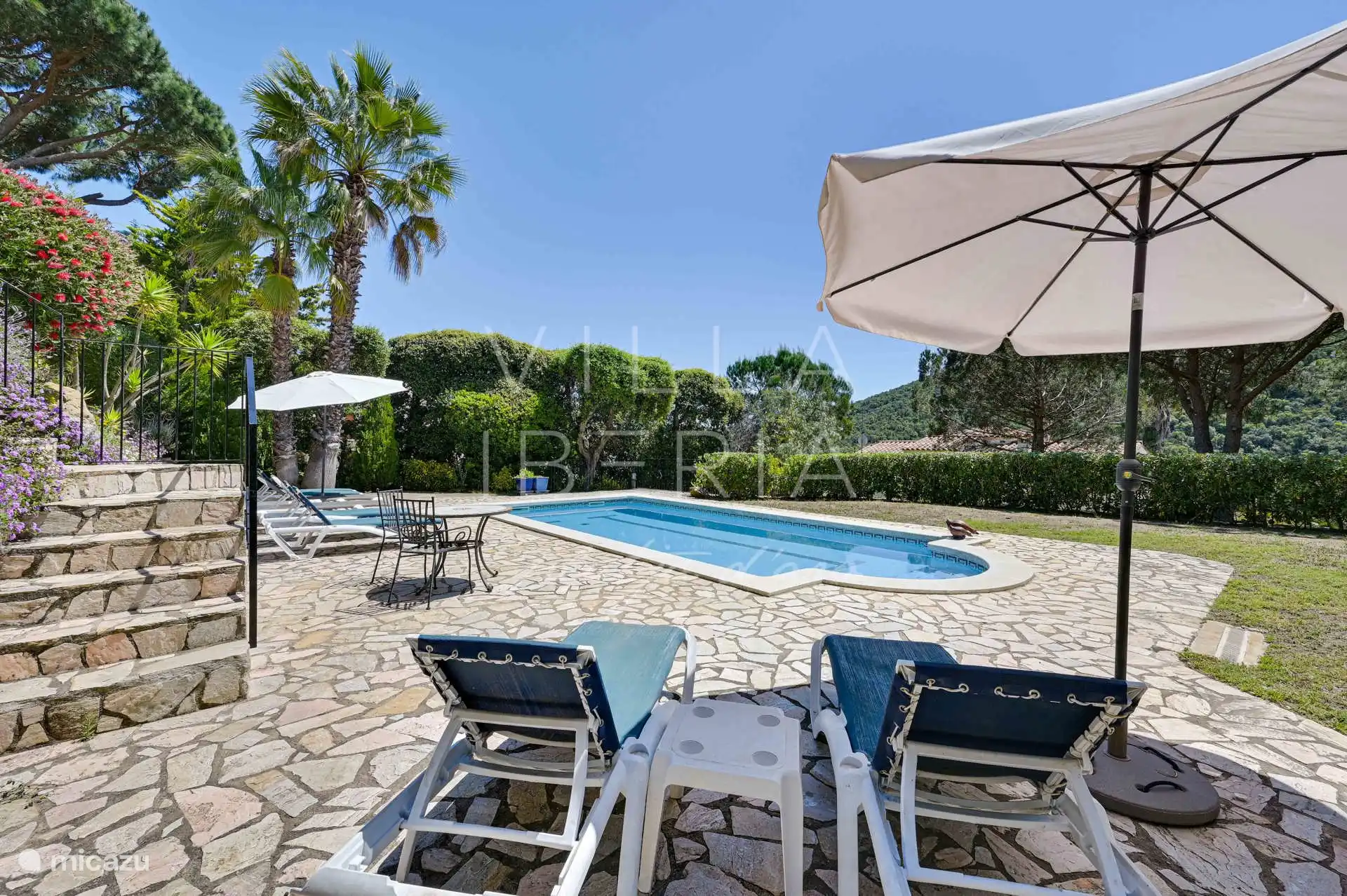 around the pool plenty of space to move around.